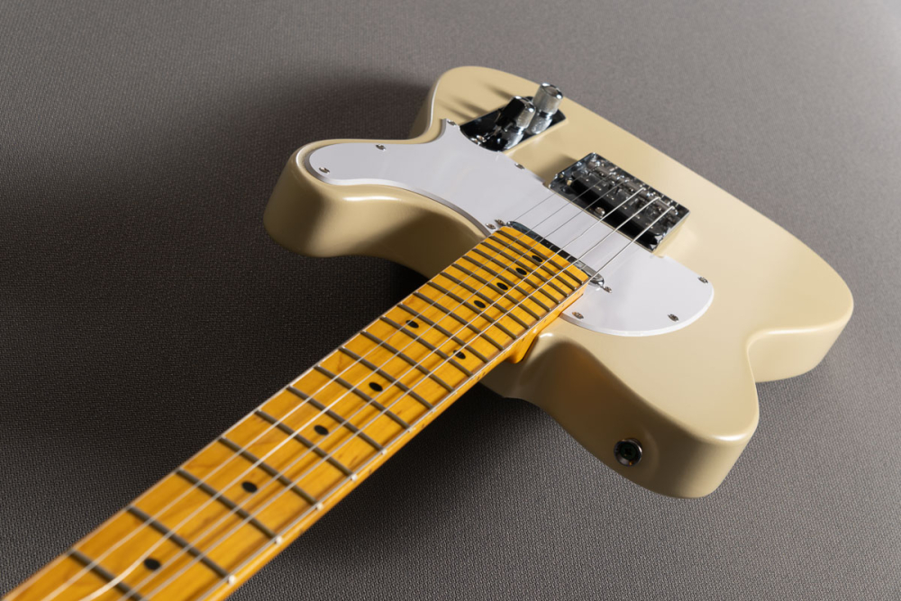 aged vintage white guitarra