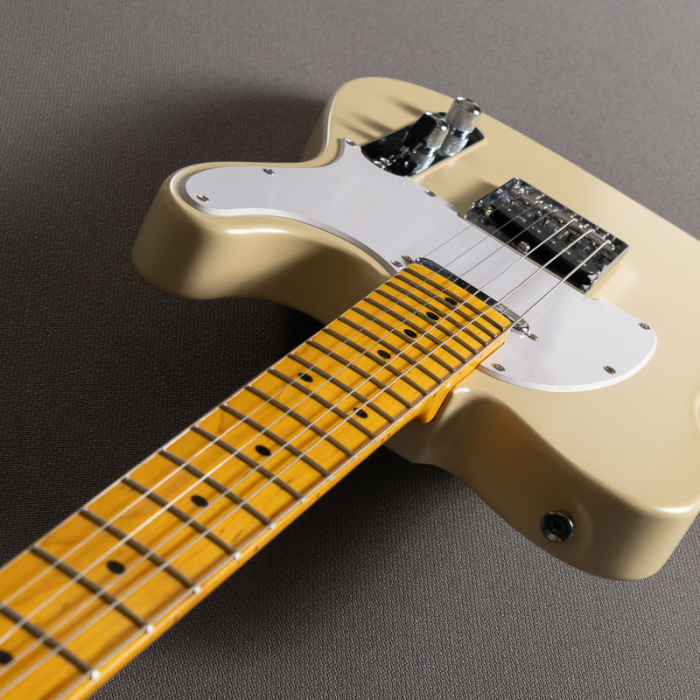 aged vintage white guitarra