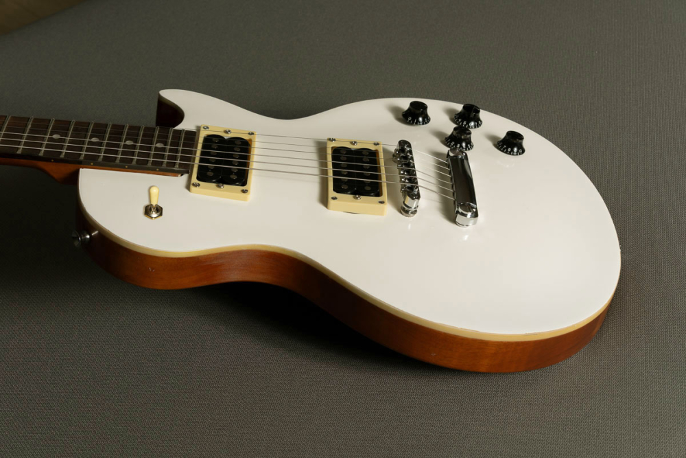 color cream guitarra