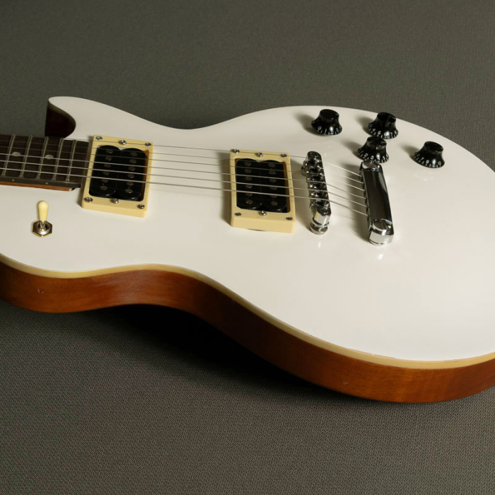 color cream guitarra